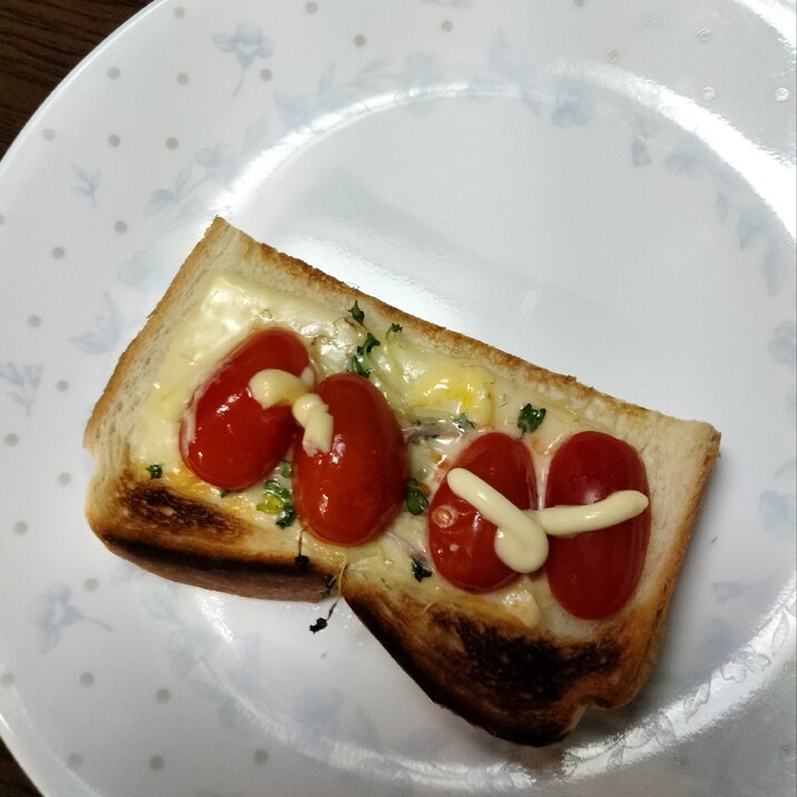 チーズトーストアレンジ スプラウト&フルーツトマト